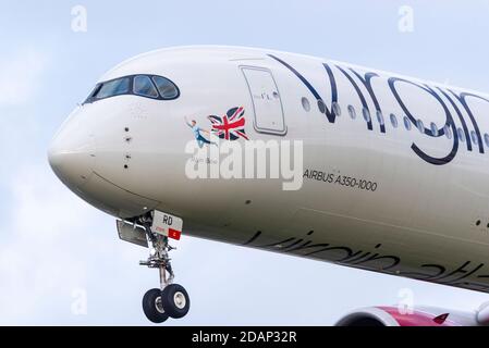 Virgin Atlantic Airbus A350 jet Airliner in avvicinamento per atterrare all'aeroporto di Londra Heathrow UK, durante il blocco COVID 19. Nominato Rain Bow, orgoglio di LGBT Foto Stock