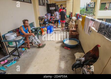 Rizal, Filippine. 14 novembre 2020. Le famiglie prendono rifugio con i loro beni e animali domestici all'interno di un centro di evacuazione convertito da una scuola dopo l'alluvione portato da Typhoon Vamco nella provincia di Rizal, nelle Filippine, 14 novembre 2020. Typhoon Vamco ha attraversato l'isola principale delle Filippine di Luzon da mercoledì a giovedì, innescando inondazioni e frane in molte regioni e lasciando almeno 53 morti. Credit: Rouelle Umali/Xinhua/Alamy Live News Foto Stock