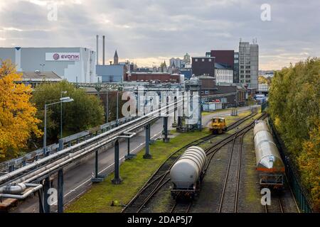 Essen, zona della Ruhr, Renania Settentrionale-Vestfalia, Germania - Evonik Industries, Chemiewerk Evonik Goldschmidt, sede della società con un proprio collegamento ferroviario. Foto Stock