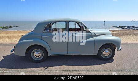 Auto a motore Classic Grey Morris Oxford parcheggiata sulla passeggiata fronte mare. Foto Stock