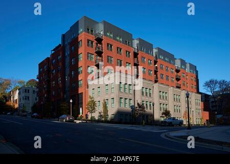 Un nuovissimo complesso di appartamenti, pensato per apparire come New York, SoHo, vecchia architettura loft in mattoni rossi. A Rosslyn, Arlington, Virginia. Foto Stock