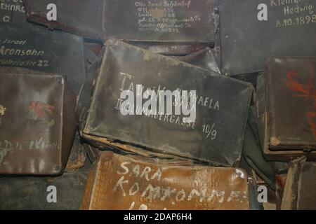 Mucchio di valigie dei prigionieri assassinati dai nazisti Al campo di concentramento di Auschwitz Foto Stock