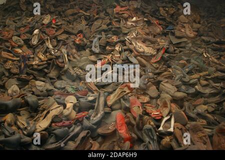 Mucchio di scarpe dai prigionieri assassinati dai nazisti Al campo di concentramento di Auschwitz Foto Stock