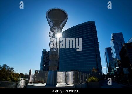 Sul ponte Esplanade, una delle sculture a colonna a quattro colonne realizzate in acciaio inossidabile da Cliff Garton, dette corpi luminosi. Dal 2020. A Rosslyn, A. Foto Stock