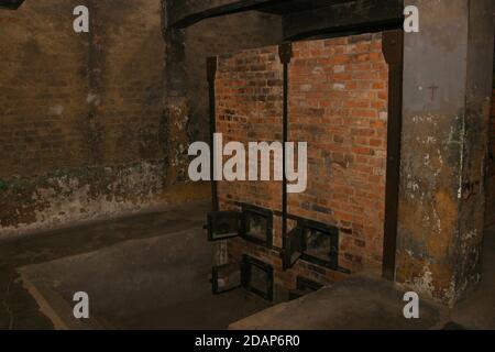 Interni di crematorio e forni di mattoni, campo di concentramento e distruzione di Auschwitz, Oswiecim, Polonia Foto Stock