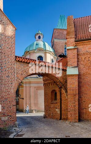 WROCLAW, PROVINCIA DELLA BASSA SLESIA, POLONIA: Vista dalla porta di Noodle sulla Piazza della Cattedrale e la Chiesa di San Giles sul lato destro. Foto Stock