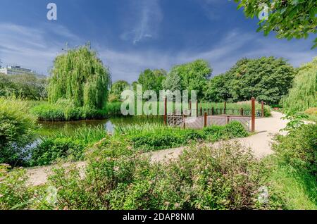 VARSAVIA, PROVINCIA MAZOVIAN, POLONIA. Il giardino pubblico Malicki nel quartiere di Ochota. Foto Stock