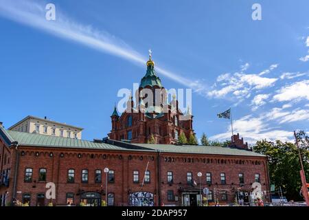 Vista della Cattedrale di Uspenski in mattoni rossi, in piedi sulla roccia Foto Stock