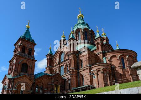 Cattedrale di Uspenski in mattoni rossi con cupole verdi e croci dorate Foto Stock