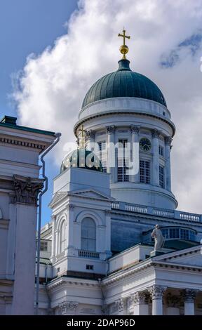 Cupola principale neoclassica verde della bianca Cattedrale di Helsinki Foto Stock