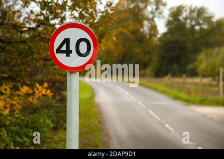 Cartello stradale a 40 km/h su Roadside Ranmore Common Road, Surrey, Inghilterra, Regno Unito, autunno, novembre 2020 Foto Stock