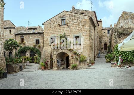 CIVITA DI BAGNOREGIO, ITALIA - settembre 24 2020: Vecchie case in pietra sulla piazza del borgo storico in cima alla collina, girate in luce il 24 2020 settembre Foto Stock