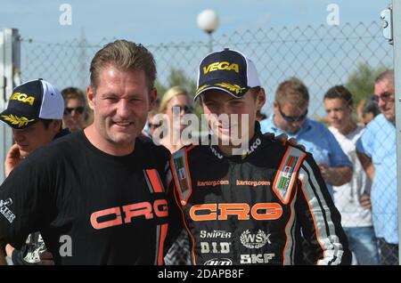 La carriera internazionale di Max Verstappen nel karting, vista qui con suo padre Jos. Foto Stock