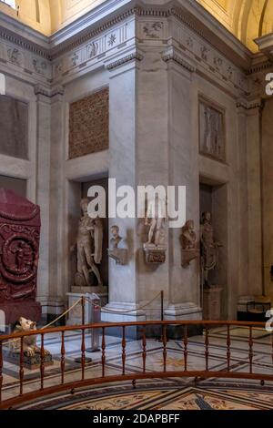 Statue romane in un angolo all'interno dei Musei Vaticani Foto Stock