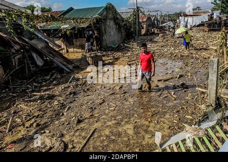 Rizal, Filippine. 14 novembre 2020. Un residente cammina attraverso il fango dopo l'alluvione portata da Typhoon Vamco nella provincia di Rizal, Filippine, 14 novembre 2020. Typhoon Vamco ha attraversato l'isola principale delle Filippine di Luzon da mercoledì a giovedì, innescando inondazioni e frane in molte regioni e lasciando almeno 53 morti. Credit: Rouelle Umali/Xinhua/Alamy Live News Foto Stock
