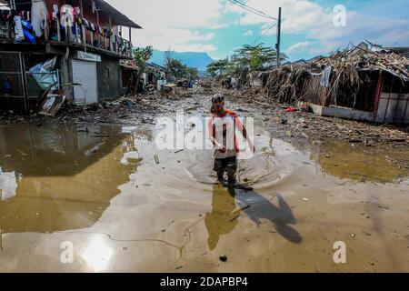 Rizal, Filippine. 14 novembre 2020. Un residente attraversa il fango profondo del ginocchio dopo l'alluvione portata da Typhoon Vamco nella provincia di Rizal, nelle Filippine, 14 novembre 2020. Typhoon Vamco ha attraversato l'isola principale delle Filippine di Luzon da mercoledì a giovedì, innescando inondazioni e frane in molte regioni e lasciando almeno 53 morti. Credit: Rouelle Umali/Xinhua/Alamy Live News Foto Stock