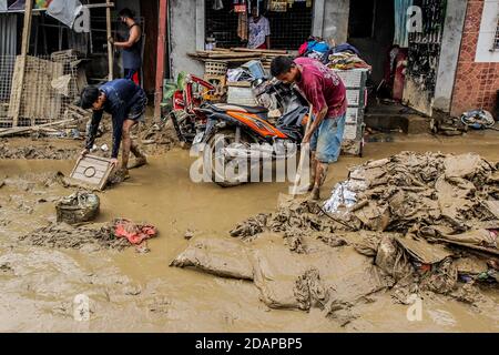Rizal, Filippine. 14 novembre 2020. I residenti ripulire il fango dopo l'alluvione portata da Typhoon Vamco nella provincia di Rizal, Filippine, 14 novembre 2020. Typhoon Vamco ha attraversato l'isola principale delle Filippine di Luzon da mercoledì a giovedì, innescando inondazioni e frane in molte regioni e lasciando almeno 53 morti. Credit: Rouelle Umali/Xinhua/Alamy Live News Foto Stock