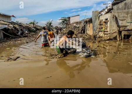 Rizal, Filippine. 14 novembre 2020. I residenti si sono gustati attraverso il fango profondo del ginocchio dopo l'alluvione portata da Typhoon Vamco nella provincia di Rizal, nelle Filippine, 14 novembre 2020. Typhoon Vamco ha attraversato l'isola principale delle Filippine di Luzon da mercoledì a giovedì, innescando inondazioni e frane in molte regioni e lasciando almeno 53 morti. Credit: Rouelle Umali/Xinhua/Alamy Live News Foto Stock