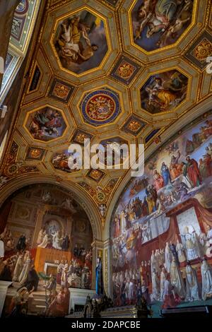 Dettagli del bel soffitto di pittura - stanze di Raffaello (Stanze di Raffaello) all'interno dei Musei Vaticani Foto Stock