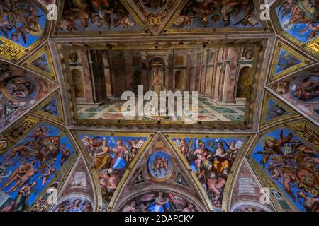 Dettagli del bel soffitto di pittura - stanze di Raffaello (Stanze di Raffaello) all'interno dei Musei Vaticani Foto Stock