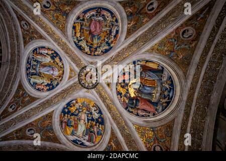 Dettagli del bel soffitto di pittura - stanze di Raffaello (Stanze di Raffaello) all'interno dei Musei Vaticani Foto Stock