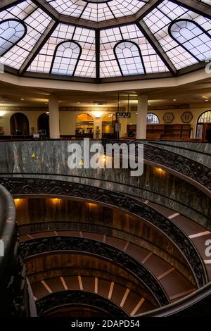 Bella scalinata Bramante all'interno dei Musei Vaticani Foto Stock