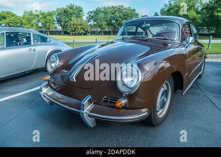 Una vecchia porsche restaurata ad una mostra di auto sportive all'aperto con un'altra porsche a fianco in una giornata di sole in primavera Foto Stock