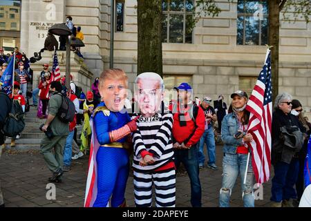 Washington, Stati Uniti d'America. 14 novembre 2020. Pro-Trump tifosi fuori DC City Hall durante il raduno DI MAGA intorno a Freedom Plaza su Pennsylvania Avenue, Northwest, a Washington, DC Sabato, Novembre 14, 2020.Credit: Rod Lamkey/CNP | Usage worldwide Credit: dpa/Alamy Live News Foto Stock