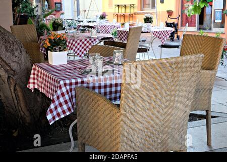 Tavoli e sedie colorati in un ristorante aperto a Pola, Italia Foto Stock