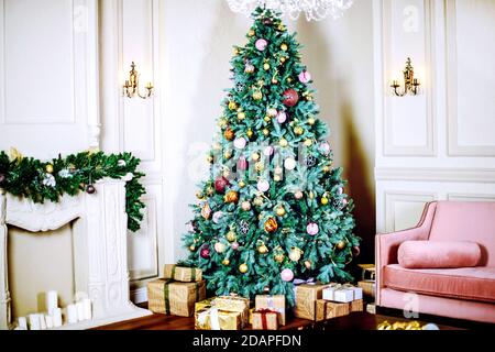 Albero di Natale splendidamente decorato. Buon Natale e concetto di Capodanno Foto Stock