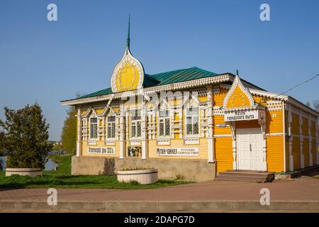 UGLICH, RUSSIA - 09 MAGGIO 2019: Una vecchia casa mercantile del 19 ° secolo riccamente decorata con sculture in legno. Museo della vita urbana. Uglich, Yaroslavl Foto Stock