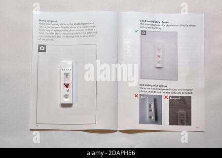 COVID-19 Blood Antibody Home Test Kit che mostra un risultato negativo sul modello di foto all'interno del manuale pronto per l'invio carica Foto Stock