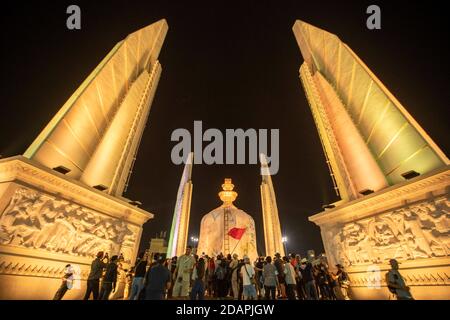 Bangkok, Bangkok, Thailandia. 14 novembre 2020. Migliaia di manifestanti pro-democrazia si sono riuniti al Monumento della democrazia di Bangkok per ascoltare i relatori e partecipare a un evento che hanno chiamato il Mob Fest. Entrando nel quinto mese, il movimento di protesta ha continuato nonostante siano stati fatti pochi passi avanti nei loro sforzi per far cedere il governo alle sue richieste. Più tardi nella giornata un gruppo di manifestanti scalò la guglia centrale del Monumento alla democrazia, un luogo di grande importanza storica per la Thailandia moderna, e avvolse la struttura con un grande striscione in tessuto coperto da slogan di protesta. ( Foto Stock