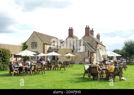 Birreria all'aperto, The Trout at Tadpole Bridge, Buckland Road, Buckland Marsh, Oxfordshire, Inghilterra, Regno Unito Foto Stock