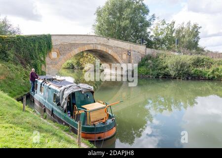 Canal boat sul Tamigi a Tadpole Bridge, Buckland Road, Buckland Marsh, Oxfordshire, Inghilterra, Regno Unito Foto Stock