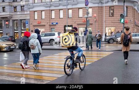 21 gennaio 2020 Mosca, Russia. Un dipendente del servizio di consegna Yandex Food su una strada di Mosca. Foto Stock