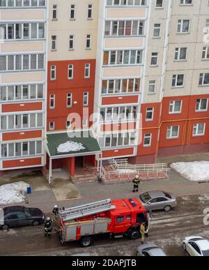 Motore antincendio nel cortile di un edificio residenziale a più piani in inverno. Foto Stock