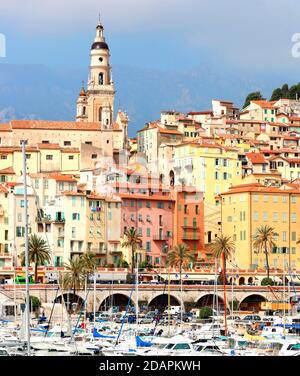 La città vecchia di Mentone sul suo promontorio. Costa Azzurra. Francia. Foto Stock