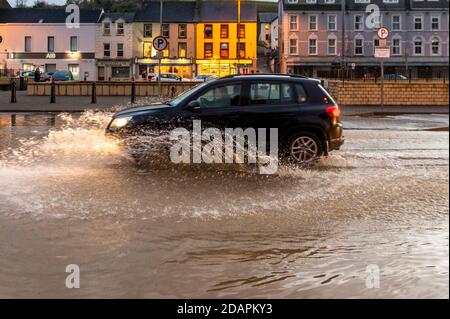Bantry, West Cork, Irlanda. 14 novembre 2020. La città di Bantry si è nuovamente allagata questa sera dopo un giorno di pioggia. La strada nella piazza del paese è stata allagata a causa della pioggia, che ha causato il sollevamento del asfalto. Credit: AG News/Alamy Live News Foto Stock