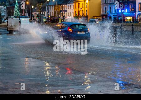 Bantry, West Cork, Irlanda. 14 novembre 2020. La città di Bantry si è nuovamente allagata questa sera dopo un giorno di pioggia. La strada nella piazza del paese è stata allagata a causa della pioggia, che ha causato il sollevamento del asfalto. Credit: AG News/Alamy Live News Foto Stock