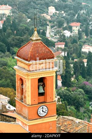 Campanile ocra del villaggio di Roquebrune-Cap-Martin sulla Côte Azzurra in Francia. Foto Stock