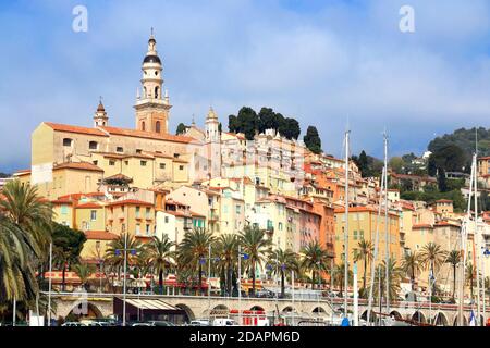 La città vecchia di Mentone sul suo promontorio. Costa Azzurra. Francia. Foto Stock