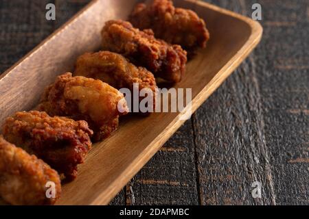 Ostriche impanate e fritte su un tavolo di legno scuro Foto Stock