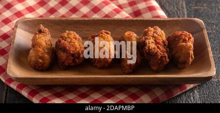 Ostriche impanate e fritte su un tavolo di legno scuro Foto Stock