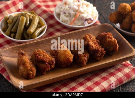 Ostriche impanate e fritte su un tavolo di legno scuro Foto Stock