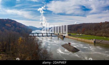 Vista aerea del drone della potenza a carbone di Fort Martin Stazione vicino Morgantown in Virginia Occidentale nel tardo autunno Foto Stock