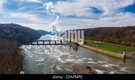 Vista aerea del drone della potenza a carbone di Fort Martin Stazione vicino Morgantown in Virginia Occidentale nel tardo autunno Foto Stock