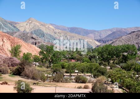 Il villaggio di Purmamarca, alla base di Seven Colors Hill, provincia Jujuy del nord-ovest Argentina. Foto Stock