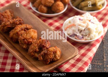 Ostriche impanate e fritte su un tavolo di legno scuro Foto Stock