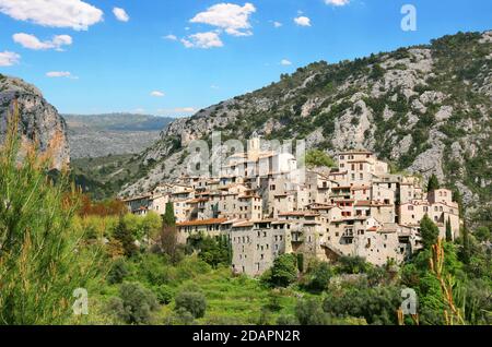 Il villaggio arroccato di Peillon sulle colline della Costa Azzurra, vicino Menton. Foto Stock